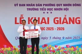 Nhiều phần quà tiếp sức cho học sinh dịp khai giảng 
