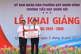 Nhiều phần quà tiếp sức cho học sinh dịp khai giảng 