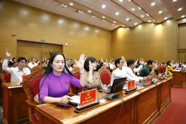 Đại biểu HĐND tỉnh biểu quyết thông qua các nghị quyết trình tại kỳ họp
