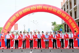 Các đại biểu thực hiện nghi thức cắt băng khánh thành Dự án Đường Điện Biên Phủ nối dài đến khu đô thị Diêm Vân.