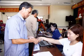 Khẩn trương đưa quà Tết Độc lập đến tay người dân