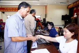 Khẩn trương đưa quà Tết Độc lập đến tay người dân