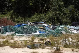 Khắp nơi tràn ngập rác thải. Ảnh: H.P