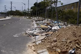 Rác thải “bủa vây” đường mới ven sông Dinh