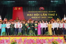 Ban Chấp hành Đảng bộ Ban Chỉ huy Phòng thủ khu vực 1 - Hoài Nhơn Nam ra mắt và chụp ảnh lưu niệm với các đại biểu.
