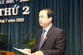 Ông Nguyễn Tuấn Thanh - Phó Chủ tịch Thường trực UBND tỉnh, trình bày tóm tắt báo cáo tình hình kinh tế - xã hội 6 tháng đầu năm và nhiệm vụ, giải pháp trọng tâm 6 tháng cuối năm 2025.