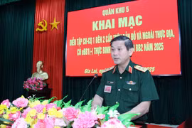 Trung tướng Lê Ngọc Hải - Tư lệnh Quân khu 5 chỉ đạo cuộc diễn tập của Sư đoàn Bộ binh 2