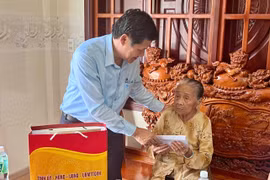 Phó Chủ tịch Thường trực HĐND tỉnh Trương Văn Đạt thăm, tặng quà các gia đình chính sách