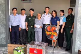 Lễ bàn giao nhà mới cho Bà Lê Thị Tám ở thôn Lục Lễ,xã Tuy Phước Bắc.