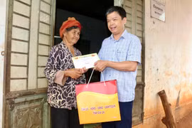 Lãnh đạo UBND tỉnh Gia Lai thăm, tặng quà các gia đình chính sách