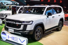 Toyota Land Cruiser Hybrid 2026 ra mắt tại Indonesia, giá gần 4 tỷ đồng