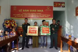 Trung đoàn Thông tin 29 bàn giao 2 căn nhà trong “Chiến dịch Quang Trung”