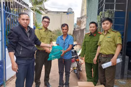 Người dân tự nguyện giao nộp cá thể tê tê quý hiếm