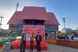 Tặng quà Tết cho hộ nghèo thôn 5 xã Pờ Tó