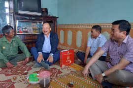 Phó Chủ tịch UBND tỉnh Dương Mah Tiệp thăm, tặng quà tri ân gia đình người có công cách mạng