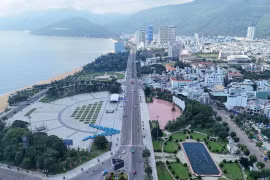 Các điểm, tuyến đường hướng về Quảng trường Nguyễn Tất Thành sẽ được phân luồng, tạm cấm phương tiện để phục vụ tổ chức chương trình nghệ thuật đặc biệt chào mừng thành công Đại hội đại biểu Đảng bộ tỉnh Gia Lai lần thứ I. Ảnh: H.P