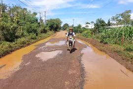 Ổ gà xuất hiện ngày càng nhiều trên tuyến đường từ Nam Yang đi vào trung tâm xã Kon Gang. Ảnh: N.D