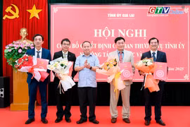 Phó Bí thư Thường trực Tỉnh ủy Gia Lai Châu Ngọc Tuấn (giữa) trao quyết định và tặng hoa chúc mừng tập thể Ban Biên tập Báo Gia Lai mới. Ảnh: Đ.T