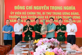 Đoàn công tác tặng quà lưu niệm cho Ban Chỉ huy Bộ đội Biên phòng tỉnh. Ảnh: Đức Thụy