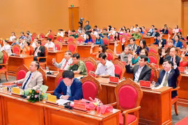 Các đại biểu biểu quyết thông qua 7 Nghị quyết quan trọng. Ảnh: Đức Thụy