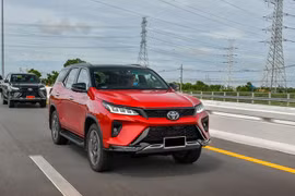 Toyota Fortuner là dòng xe SUV cỡ trung (mid-size SUV) sử dụng chung nền tảng khung gầm (platform) của Toyota Hilux. Ảnh: ST