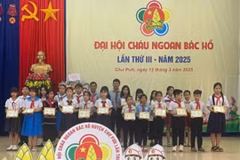 Lãnh đạo huyện đã trao giấy chứng nhận danh hiệu “Cháu ngoan Bác Hồ” cho 70 đội viên, thiếu nhi tiêu biểu trên địa bàn. Ảnh: Hà Chi