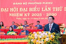 Trưởng ban Tuyên giáo và Dân vận Trung ương Nguyễn Trọng Nghĩa tặng hoa, chúc mừng Ban Chấp hành Đảng bộ phường Pleiku khóa I. Ảnh: Đức Thụy