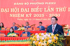 Trưởng ban Tuyên giáo và Dân vận Trung ương Nguyễn Trọng Nghĩa tặng hoa, chúc mừng Ban Chấp hành Đảng bộ phường Pleiku khóa I. Ảnh: Đức Thụy