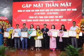 Trao giải cho các tác giả đạt giải nhì Cuộc thi viết: “Khát vọng người Bình Định: Đột phá-Vươn tầm”. Ảnh: Quang Tấn