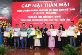 Trao giải cho các tác giả đạt giải nhì Cuộc thi viết: “Khát vọng người Bình Định: Đột phá-Vươn tầm”. Ảnh: Quang Tấn