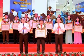 Bí thư Tỉnh ủy Hồ Quốc Dũng và Chủ tịch UBND tỉnh Phạm Anh Tuấn tặng bằng khen và hoa chúc mừng các gương điển hình tiêu biểu. Ảnh: Đức Thụy