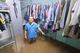 Mưa lớn gây ngập cục bộ tại bờ kè suối Hội Phú