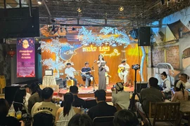 Đông đảo khán giả tham dự đêm nhạc gây quỹ cho thiếu nhi vùng khó. Ảnh: Ngọc Duy