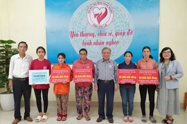 Hội Bảo trợ bệnh nhân nghèo tỉnh Gia Lai trao 250 triệu đồng cho 5 gia đình đặc biệt khó khăn
