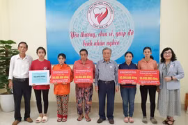 Hội Bảo trợ bệnh nhân nghèo tỉnh Gia Lai trao 250 triệu đồng cho 5 gia đình đặc biệt khó khăn