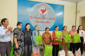 Trao tặng 50 suất quà cho các hộ khó khăn ở Quy Nhơn
