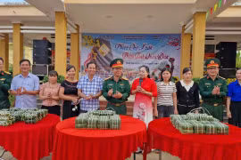 Phiên chợ xuân ấm tình quân dân