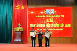 Phó Chính ủy Bộ Chỉ huy Quân sự tỉnh nhận Huy hiệu 30 năm tuổi Đảng