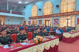 Lực lượng dân quân tự vệ đón nhận Huân chương Hồ Chí Minh