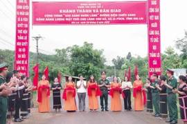 Binh đoàn 15 bàn giao đường điện chiếu sáng bằng năng lượng mặt trời cho làng Chư Kó