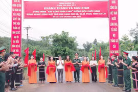 Binh đoàn 15 bàn giao đường điện chiếu sáng bằng năng lượng mặt trời cho làng Chư Kó