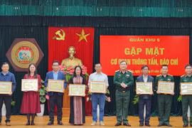 Quân khu 5 gặp mặt các cơ quan thông tấn, báo chí