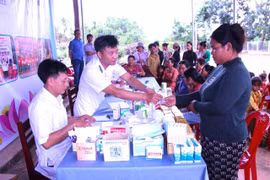 Công ty 74: Khám bệnh và cấp thuốc cho gần 300 công nhân và người dân