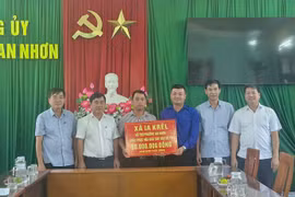 Xã Ia Krêl hỗ trợ phường An Nhơn 50 triệu đồng để khắc phục hậu quả bão số 13