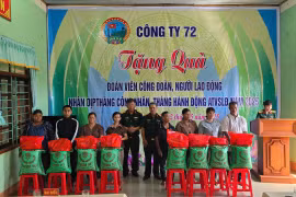 Công ty 72 tặng hơn 1.400 suất quà cho công nhân, người lao động