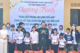 Đồn Biên phòng Ia Lốp tặng quà Tết cho hộ nghèo xã Ia Mơ