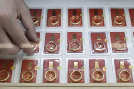 Giá vàng bị thổi bay gần 2 triệu đồng/lượng