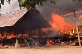 Cháy hai nhà sàn ở huyện Lắk, tỉnh Đắk Lắk gây thiệt hại lớn