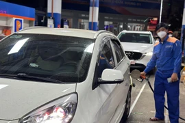 Từ 15 giờ chiều 6-11, giá xăng RON95-III giảm về 20.416 đồng/lít