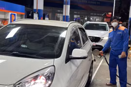 Từ 15 giờ chiều 6-11, giá xăng RON95-III giảm về 20.416 đồng/lít